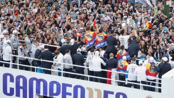 El autob&uacute;s del Real Madrid pasea la Und&eacute;cima por Madrid