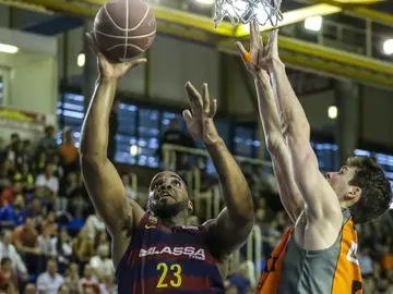 El Barça lucha bajo el aro con el Fuenlabrada El Barça lucha bajo el aro con el Fuenlabrada