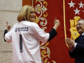 Cifuentes se pone la camiseta del Real Madrid junto a Florentino Pérez