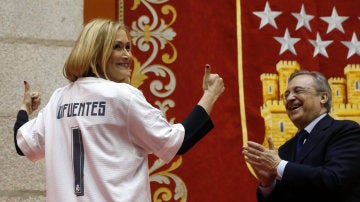 Cifuentes se pone la camiseta del Real Madrid junto a Florentino P&eacute;rez