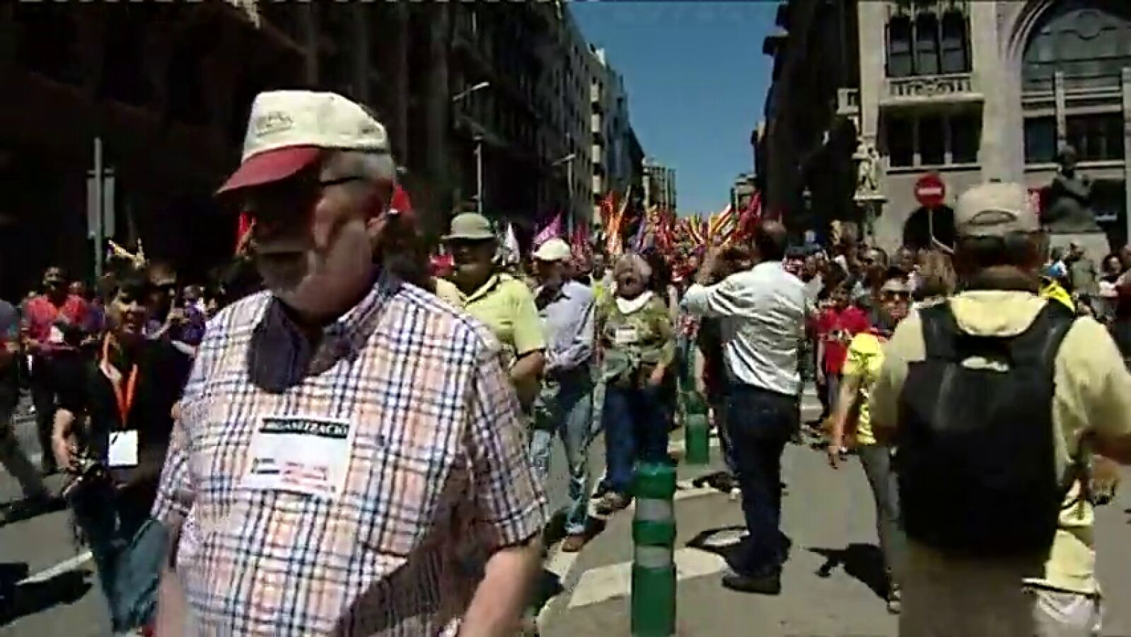 Miles de persones marchan en Barcelona contra los recursos del Gobierno ante el TC