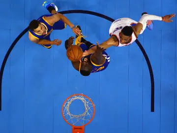 Los Warriors y los Thunder pelean bajo el aro Los Warriors y los Thunder pelean bajo el aro