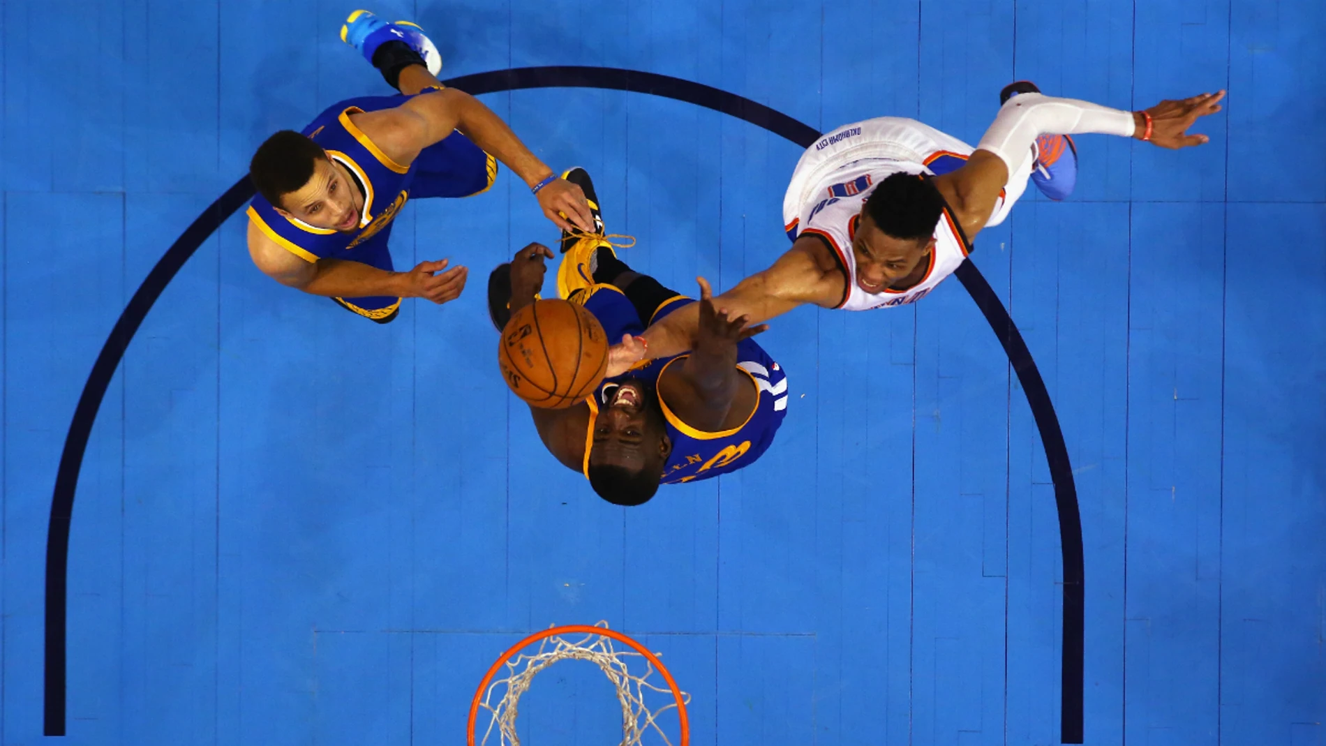 Los Warriors y los Thunder pelean bajo el aro Los Warriors y los Thunder pelean bajo el aro