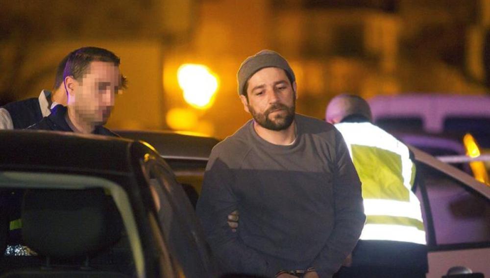 Detenido por estrellar su coche contra Génova