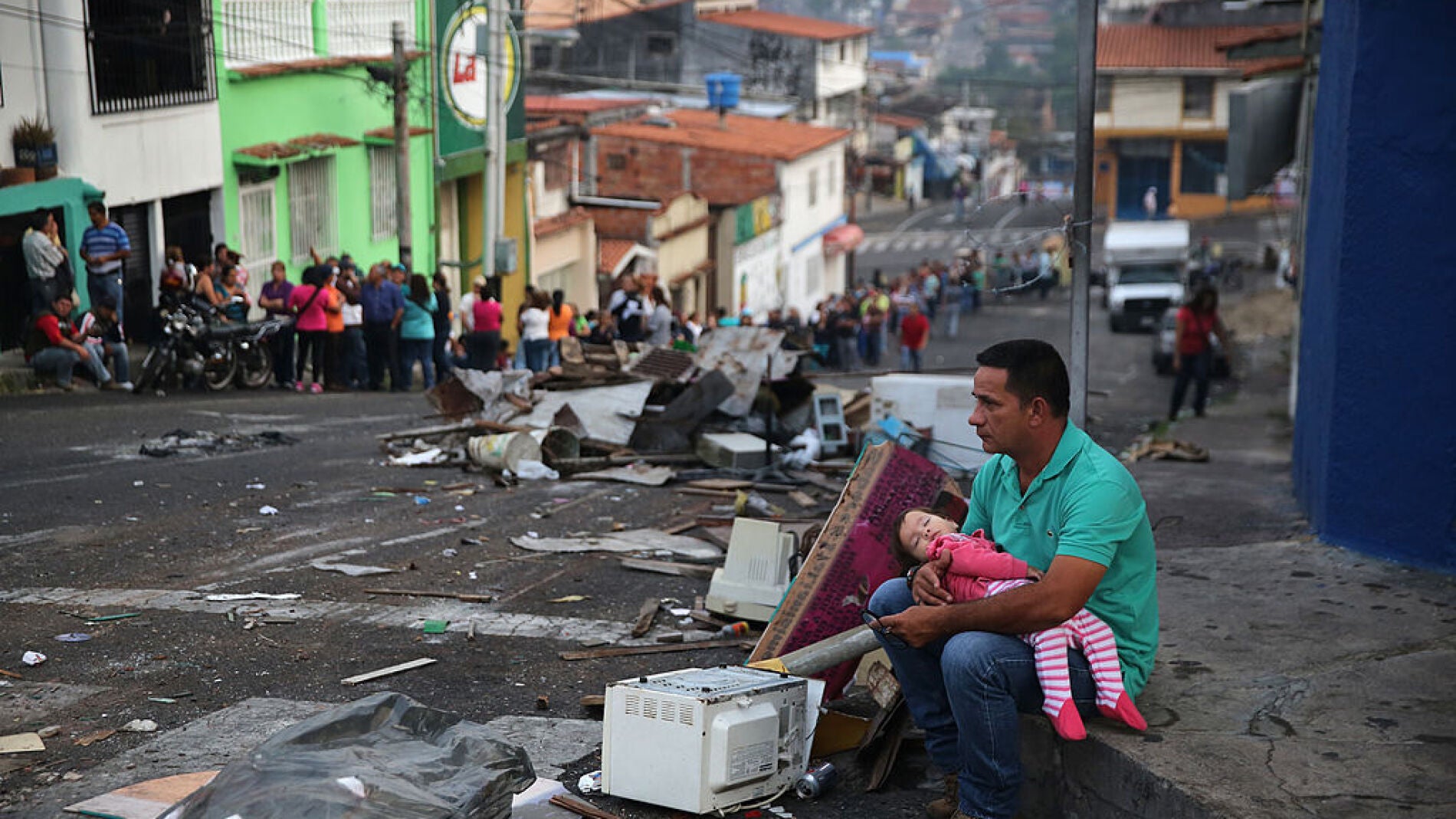 Largas colas para entrar a los supermercados