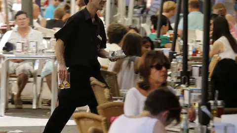 Un camarero trabajando en un bar Un camarero trabajando en un bar