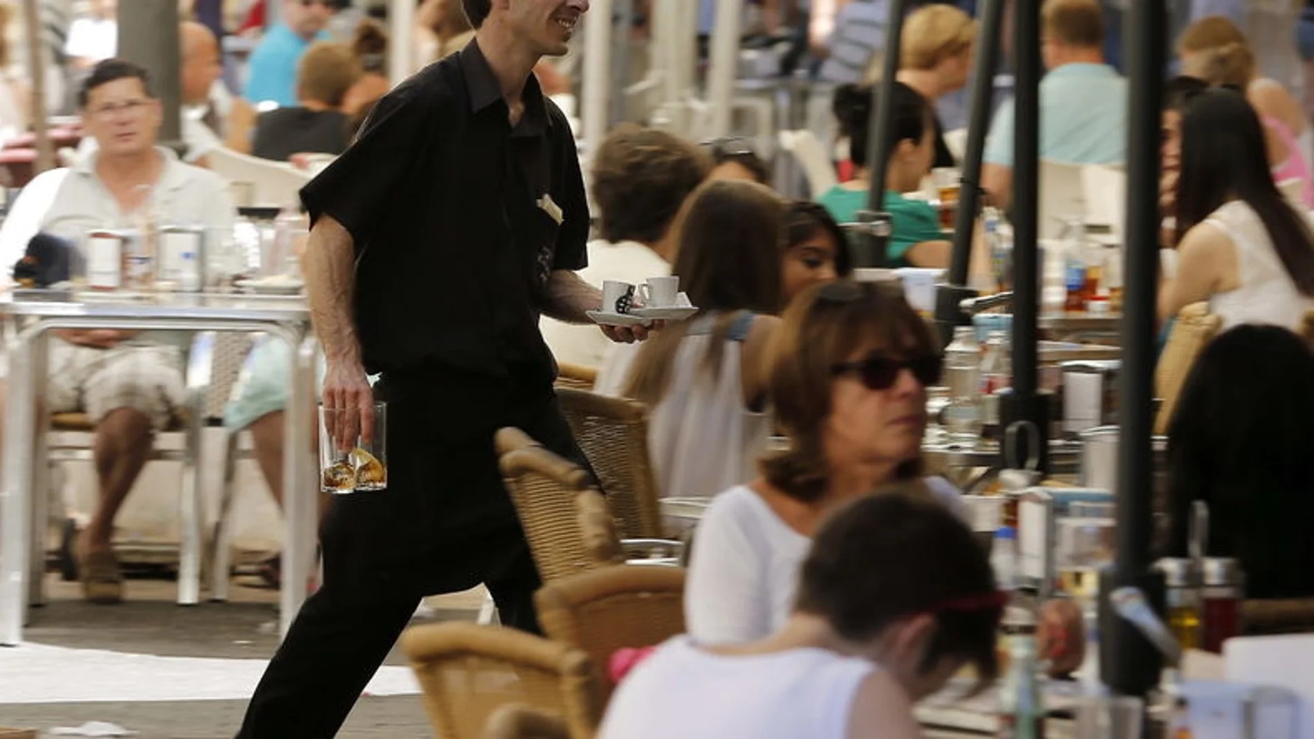 Un camarero trabajando en un bar Un camarero trabajando en un bar