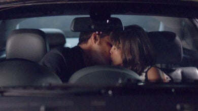 Roberto besa a Ester