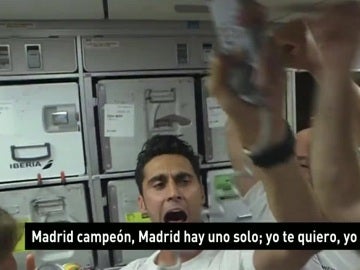 Los jugadores del Real Madrid celebran la Champions en el avión de regreso a Madrid