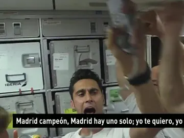 Los jugadores del Real Madrid celebran la Champions en el avión de regreso a Madrid Los jugadores del Real Madrid celebran la Champions en el avión de regreso a Madrid