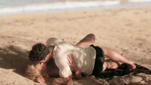 Claudia va en busca de Carlos y Villar la descubre