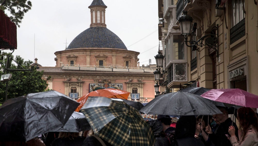 Gente protegiéndose de la lluvia