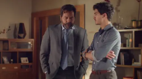 Luis le cuenta a Carlos los problemas que tiene con Claudia Luis le cuenta a Carlos los problemas que tiene con Claudia