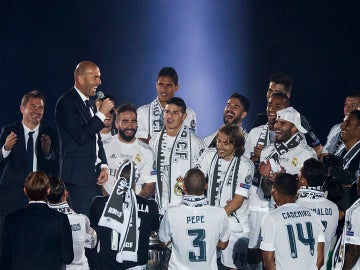 Zidane toma la palabra durante la celebración de la Undécima