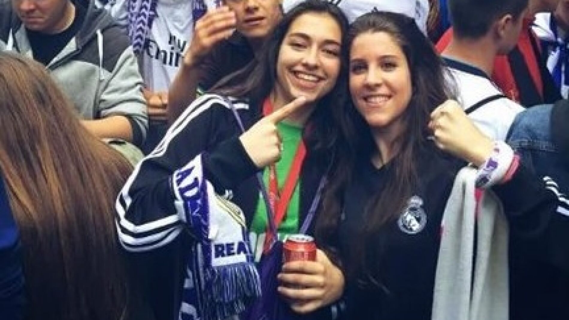 Sara Ezquerro y Mar&iacute;a Calvo festejando en Cibeles