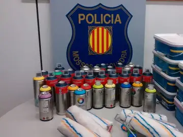 Botes de espráis, pinturas y rodillos intervenidos Botes de espráis, pinturas y rodillos intervenidos