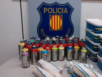 Botes de espráis, pinturas y rodillos intervenidos Botes de espráis, pinturas y rodillos intervenidos