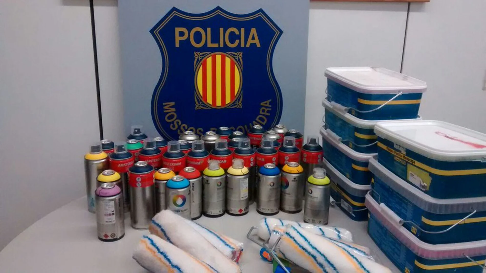 Botes de espráis, pinturas y rodillos intervenidos Botes de espráis, pinturas y rodillos intervenidos
