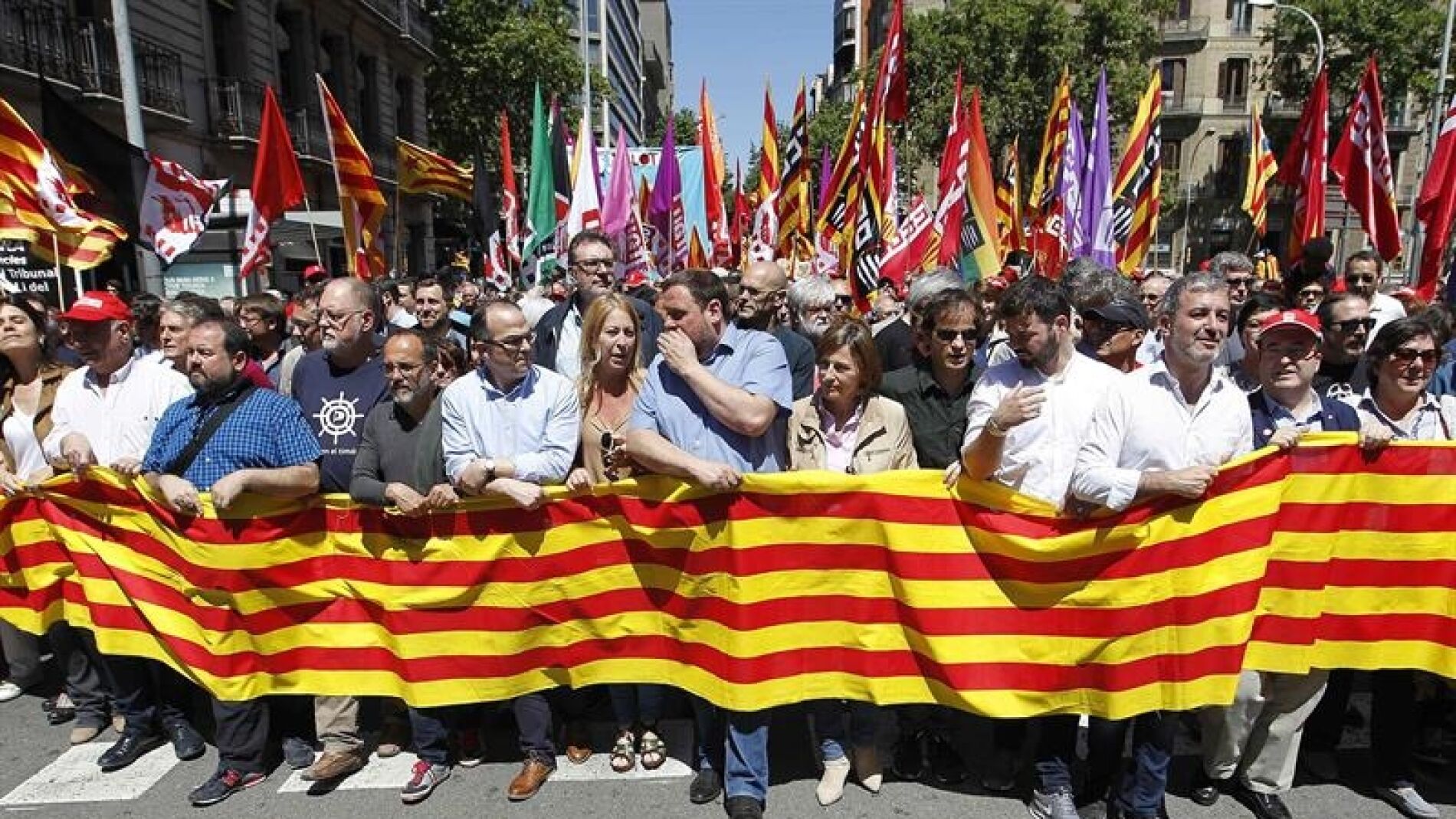 El l&iacute;der de ERC, Oriol Junqueras (c), la portavoz del Govern, Neus Munt&eacute; (a su dcha) y la presidenta del Parlament, Carme Forcadell, durante la manifestaci&oacute;n