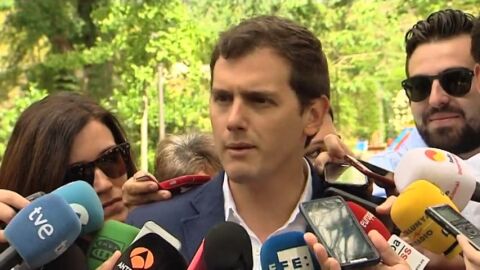 Frame 1.59292 de: Rivera pide a sus rivales que no pongan los sillones como l&iacute;neas rojas 