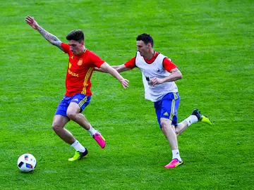 Aritz Adruiz y Héctor Bellerín en el entrenamiento con España Aritz Adruiz y Héctor Bellerín en el entrenamiento con España
