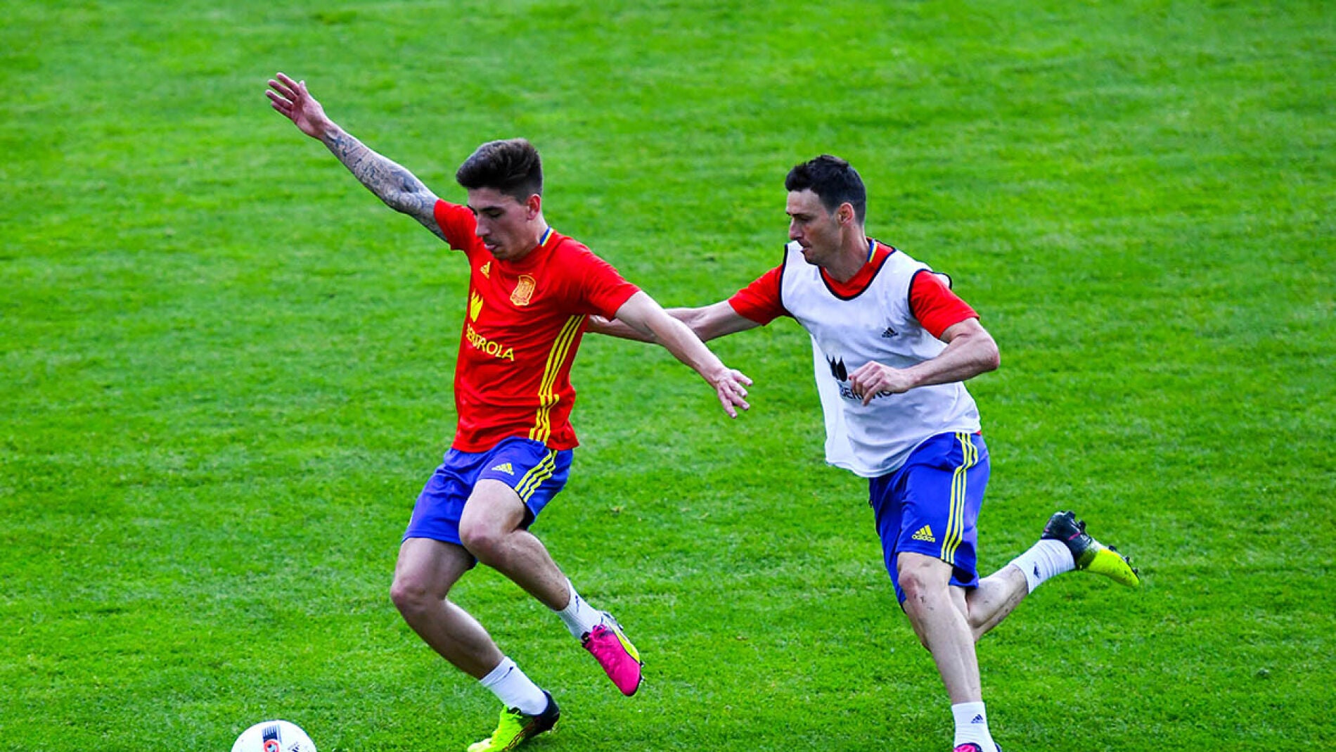 Aritz Adruiz y H&eacute;ctor Beller&iacute;n en el entrenamiento con Espa&ntilde;a