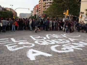 Concentración de los okupas en defensa del 'banco expropiado'