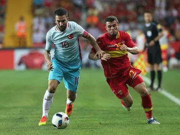 Arda Turán con Turquía enfrentando a Jovovic de Montenegro Arda Turán con Turquía enfrentando a Jovovic de Montenegro
