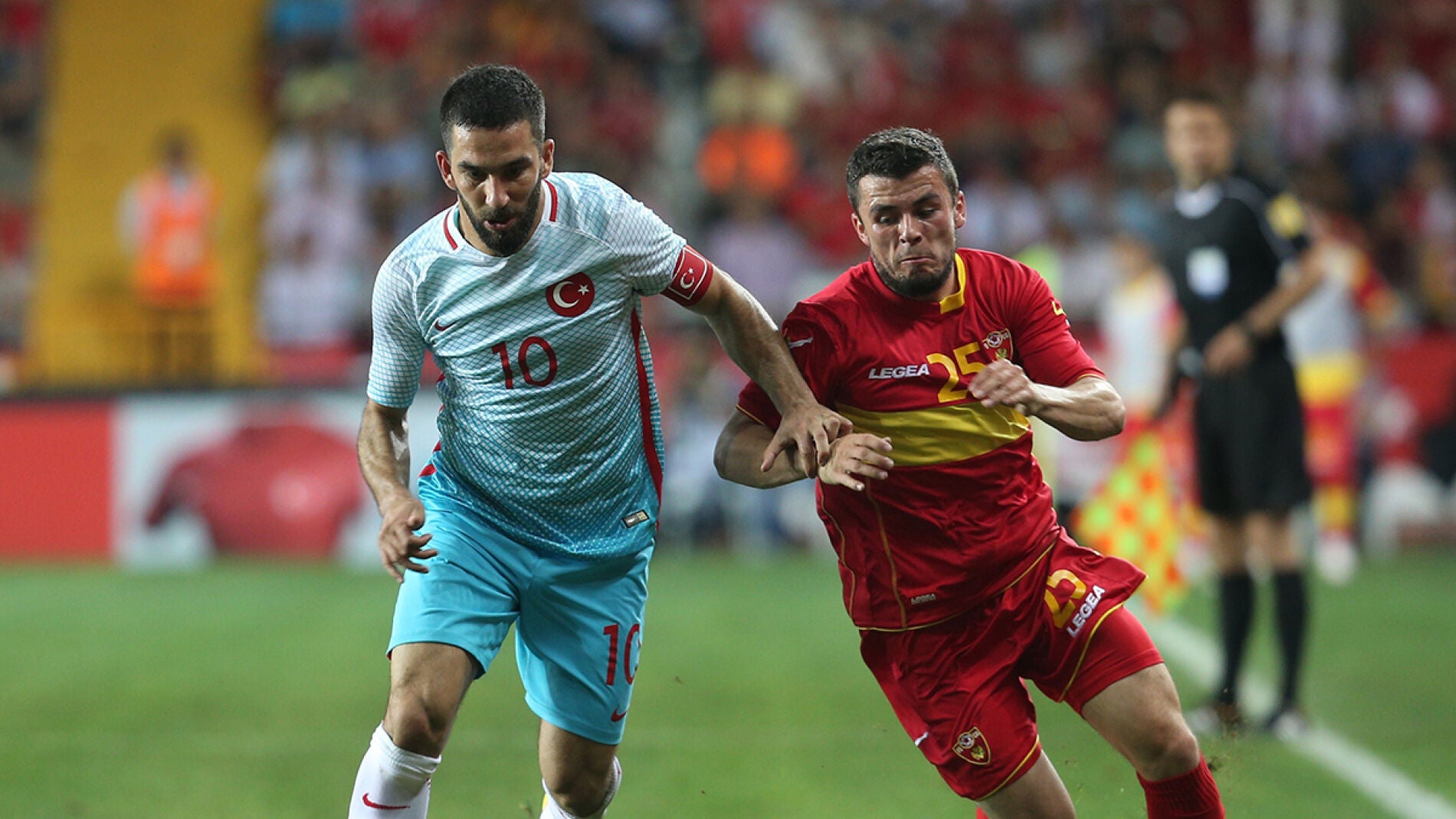Arda Tur&aacute;n con Turqu&iacute;a enfrentando a Jovovic de Montenegro 