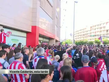 Miles de rojiblancos pidiendo la continuidad de Simeone Miles de rojiblancos pidiendo la continuidad de Simeone