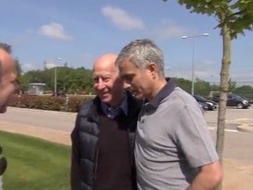 José Mourinho junto a Bobby Charlton José Mourinho junto a Bobby Charlton