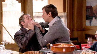 Sebas se come su corbata... de manera forzada