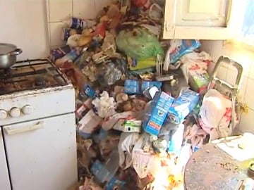 Frame 11.29898 de: Una mujer con síndrome de Diógenes acumula basura durante varios años en el interior de su casa