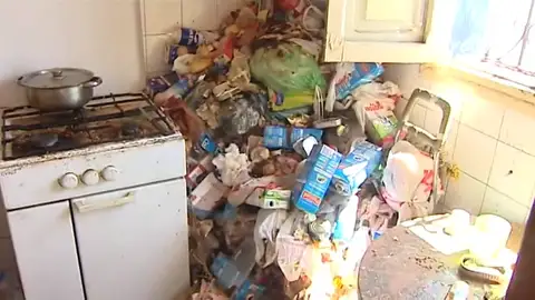 Frame 11.29898 de: Una mujer con síndrome de Diógenes acumula basura durante varios años en el interior de su casa Frame 11.29898 de: Una mujer con síndrome de Diógenes acumula basura durante varios años en el interior de su casa