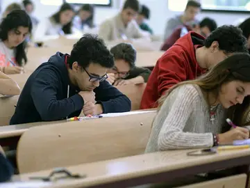 Imagen de archivo de un grupo de estudiantes realiza las pruebas de Selectividad Imagen de archivo de un grupo de estudiantes realiza las pruebas de Selectividad