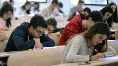 Ayudas para gente alta o personas con apellidos raros, estas son las becas más raras del mundo
