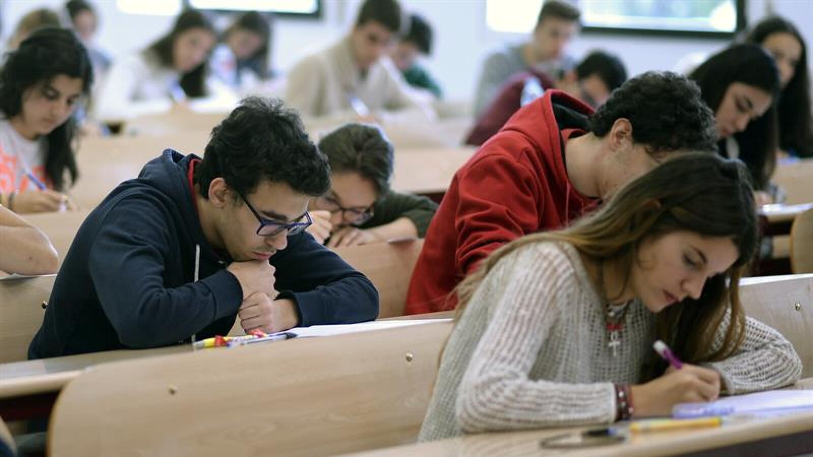 Ayudas para gente alta o personas con apellidos raros, estas son las becas más raras del mundo