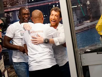 ¿Pueden ganar Roberto Carlos y Seedorf al robot futbolín? ¿Pueden ganar Roberto Carlos y Seedorf al robot futbolín?