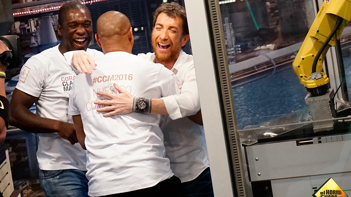 ¿Pueden ganar Roberto Carlos y Seedorf al robot futbolín? ¿Pueden ganar Roberto Carlos y Seedorf al robot futbolín?