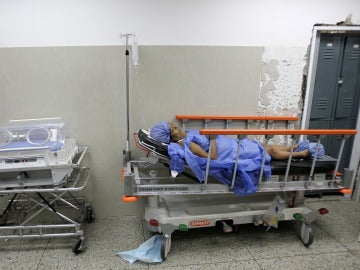 Pacientes aguardan en el hospital