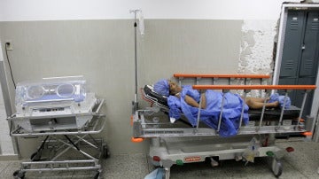Pacientes aguardan en el hospital