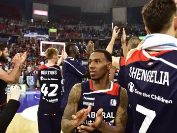 El Baskonia celebre el pase a las semis con su afición El Baskonia celebre el pase a las semis con su afición