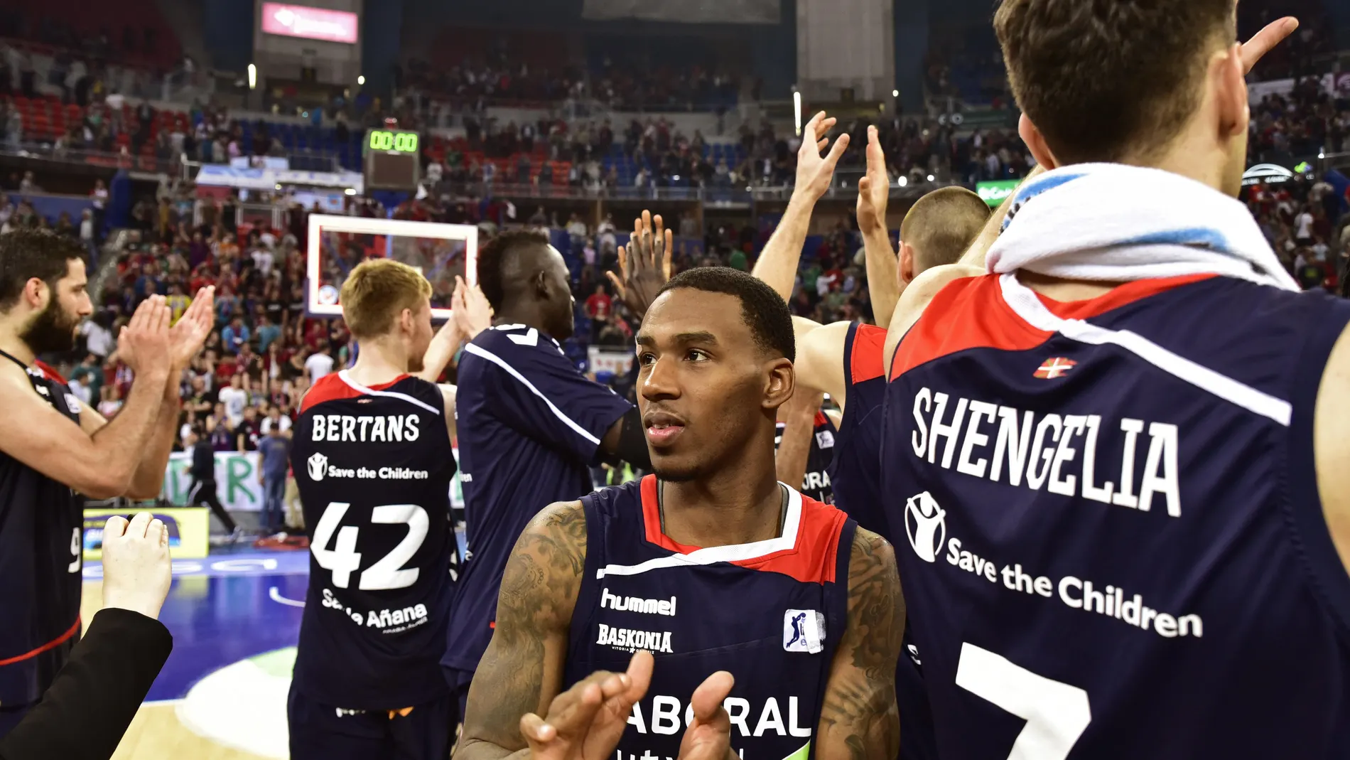 El Baskonia celebre el pase a las semis con su afición El Baskonia celebre el pase a las semis con su afición