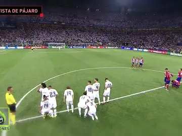 Los jugadores de Real Madrid y Atlético durante los penaltis Los jugadores de Real Madrid y Atlético durante los penaltis