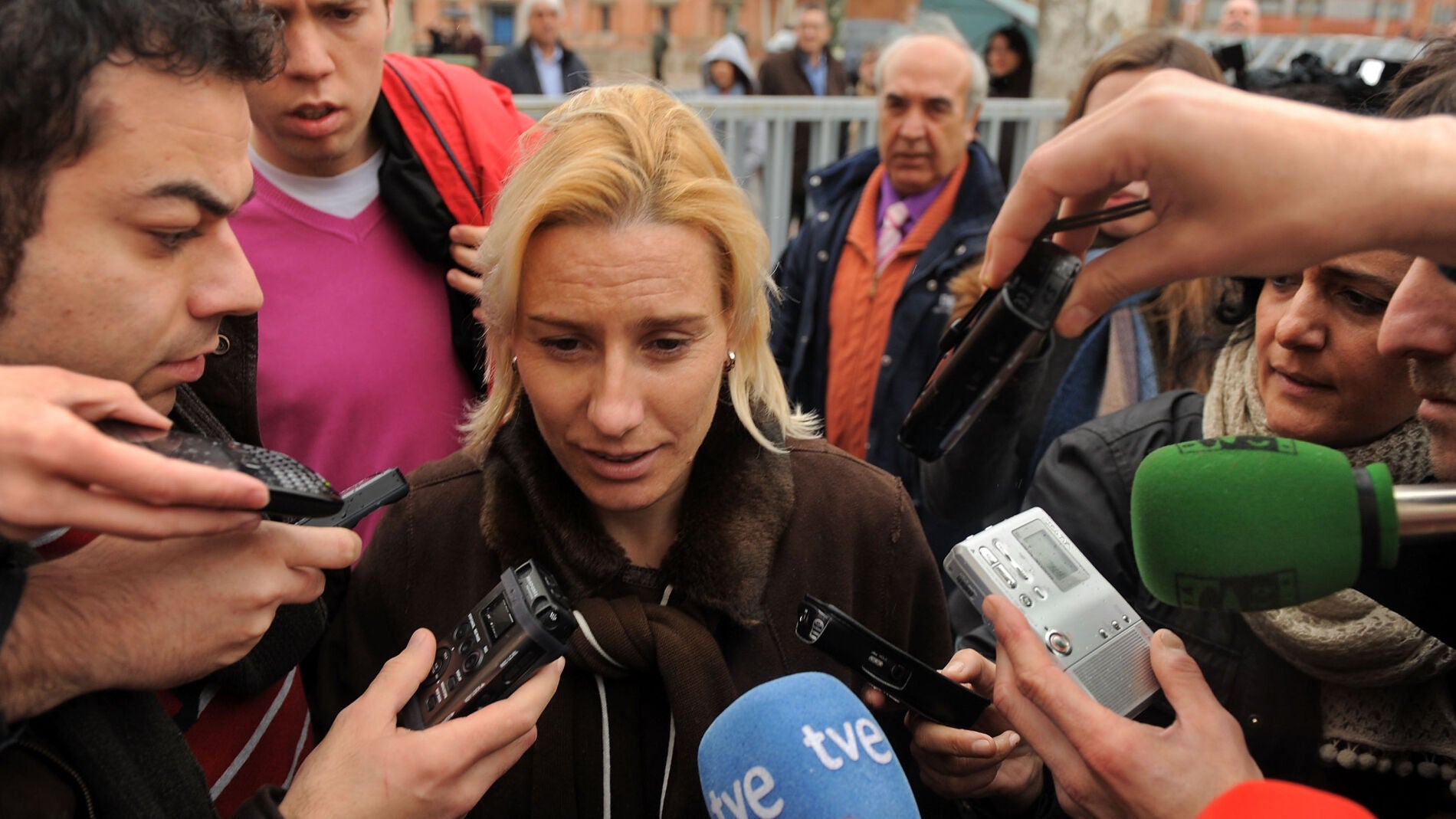 Marta Dom&iacute;nguez charla con los medios de comunicaci&oacute;n