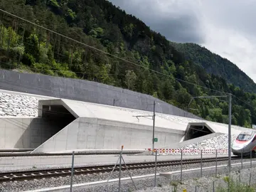 Vista de la entrada del nuevo túnel ferroviario de base de San Gotardo Vista de la entrada del nuevo túnel ferroviario de base de San Gotardo