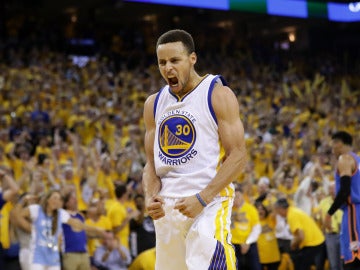Stephen Curry celebra el triunfo de los Warriors