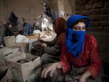 Mujeres afganas trabajando Mujeres afganas trabajando