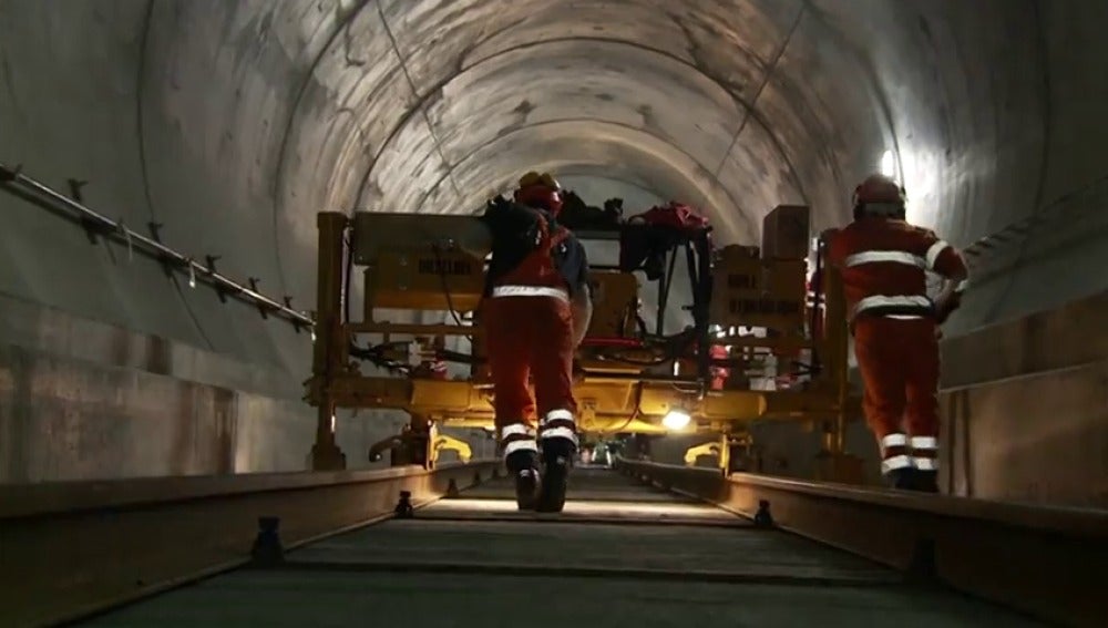 Frame 14.328124 de: Inaugurado el túnel de San Gotardo el más largo y profundo del mundo
