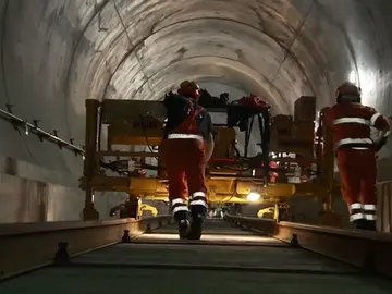 Frame 14.328124 de: Inaugurado el túnel de San Gotardo el más largo y profundo del mundo Frame 14.328124 de: Inaugurado el túnel de San Gotardo el más largo y profundo del mundo
